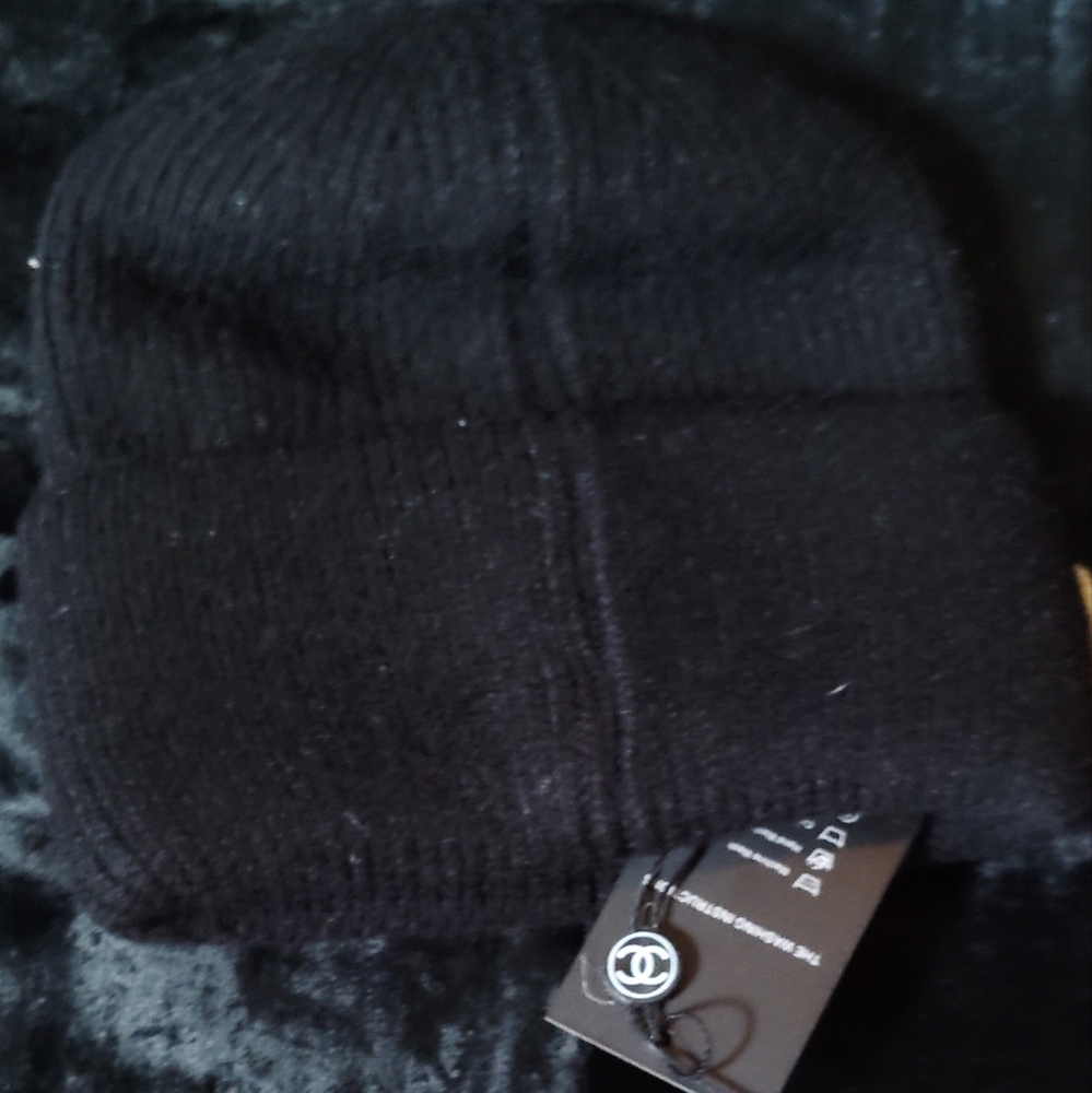 CHANEL Black and Cream Knit Scarf - Picture 2 of 2